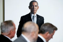 Bức chân dung chính thức của Nhà Trắng về cựu Tổng thống Barack Obama được trưng bày tại Phòng phía Đông của Nhà Trắng, vào tháng 9/2022. Ảnh: Reuters.