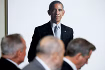 Bức chân dung chính thức của Nhà Trắng về cựu Tổng thống Barack Obama được trưng bày tại Phòng phía Đông của Nhà Trắng, vào tháng 9/2022. Ảnh: Reuters.