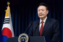 Tổng thống Hàn Quốc Yoon Suk Yeol có bài phát biểu trước công chúng tại Văn phòng Tổng thống ở Seoul, Hàn Quốc ngày 7/12. Ảnh: Reuters.