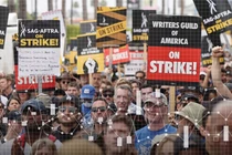 Lo ngại lạm phát dai dẳng và AI chiếm việc làm, làn sóng đình công ở Mỹ, châu Âu lan rộng