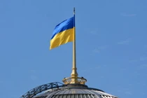 Quốc kỳ Ukraine tung bay trên nóc tòa nhà chính phủ ở Kiev. Ảnh: Getty.