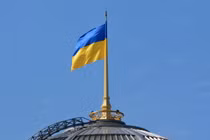 Quốc kỳ Ukraine tung bay trên nóc tòa nhà chính phủ ở Kiev. Ảnh: Getty.