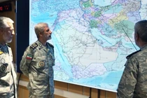 Bức ảnh do văn phòng truyền thông Quân đội Iran cung cấp vào ngày 23/6 cho thấy tân tổng tư lệnh quân đội Amir Hatami (ở giữa) trong một cuộc họp tại Phòng chỉ huy chiến tranh của Quân đội Iran. Ảnh: AFP.