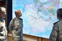 Bức ảnh do văn phòng truyền thông Quân đội Iran cung cấp vào ngày 23/6 cho thấy tân tổng tư lệnh quân đội Amir Hatami (ở giữa) trong một cuộc họp tại Phòng chỉ huy chiến tranh của Quân đội Iran. Ảnh: AFP.