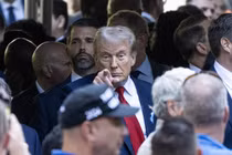 Cựu Tổng thống Mỹ Donald Trump an toàn sau vụ ám sát hụt (Ảnh: Getty)