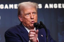 Tổng thống Mỹ Donald Trump phát biểu với các phóng viên tại Tòa nhà Văn phòng Hành pháp Eisenhower, Washington, DC, ngày 5/8. ảnh: Getty.