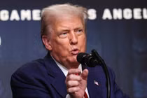 Tổng thống Mỹ Donald Trump phát biểu với các phóng viên tại Tòa nhà Văn phòng Hành pháp Eisenhower, Washington, DC, ngày 5/8. ảnh: Getty.