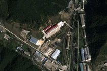 Hình ảnh vệ tinh cho thấy một tòa nhà lắp ráp tên lửa bị nghi ngờ đang được xây dựng tại "Nhà máy 11 tháng 2" gần Hamhung, Triều Tiên. Ảnh: Reuters.