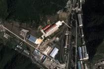 Hình ảnh vệ tinh cho thấy một tòa nhà lắp ráp tên lửa bị nghi ngờ đang được xây dựng tại "Nhà máy 11 tháng 2" gần Hamhung, Triều Tiên. Ảnh: Reuters.