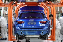 Công nhân trên dây chuyền lắp ráp Audi Q3 tại nhà máy FAW-Volkswagen ở Thiên Tân, Trung Quốc (Ảnh: Reuters)