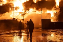 Lính cứu hỏa cố gắng dập tắt đám cháy tại trạm xăng bị máy bay không người lái Nga tấn công ở Kharkov, Ukraine ngày 10/2 (Ảnh: Getty)