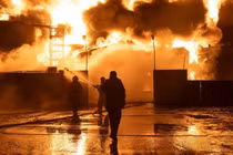 Lính cứu hỏa cố gắng dập tắt đám cháy tại trạm xăng bị máy bay không người lái Nga tấn công ở Kharkov, Ukraine ngày 10/2 (Ảnh: Getty)