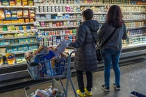 Thực phẩm là mặt hàng chiếm tỷ lệ cao trong ngân sách hộ gia đình ở hầu hết các quốc gia (Ảnh: ZumaPress)