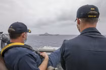 Quân đội Mỹ và Trung Quốc vẫn duy trì các kênh liên lạc để tránh tính toán sai lầm (Ảnh: US Navy)