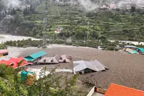 Các tòa nhà dân cư bị ngập một phần trong bùn sau khi một trận mưa lớn gây ra lũ lụt ở bang Uttarakhand của Ấn Độ.