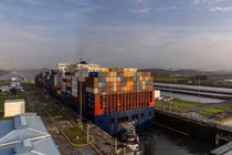 Một tàu hàng đang di chuyển qua kênh Panama. Ảnh: Bloomberg.