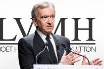 Cùng với sự lớn mạnh của LVMH, Bernard Arnault trở thành người chiếm vị trí số 1 trong bảng xếp hạng những người giàu nhất thế giới (Ảnh: Newsweek)
