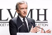 Cùng với sự lớn mạnh của LVMH, Bernard Arnault trở thành người chiếm vị trí số 1 trong bảng xếp hạng những người giàu nhất thế giới (Ảnh: Newsweek)