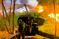 Binh sĩ Nga bắn một quả lựu pháo về phía vị trí của Ukraine ở khu vực Kursk trong tháng 9 (Ảnh: BQP Nga)