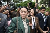 Thủ tướng Thái Lan Paetongtarn Shinawatra đi qua Tòa nhà Chính phủ sau cuộc họp nội các tại Bangkok vào ngày 1/7. Ảnh: AFP.