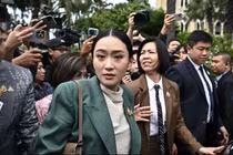 Thủ tướng Thái Lan Paetongtarn Shinawatra đi qua Tòa nhà Chính phủ sau cuộc họp nội các tại Bangkok vào ngày 1/7. Ảnh: AFP.