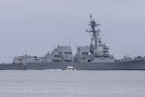 Một tàu khu trục tên lửa của Hải quân Mỹ đang trên đường đến vùng Caribe trong bối cảnh căng thẳng với Venezuela. Ảnh: Getty.