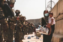 Người Afghanistan phải trải qua hành trình đầy gian khổ mới có thể được sơ tán (Ảnh: Business Insider)