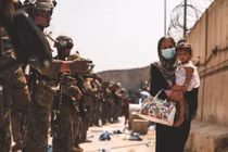 Người Afghanistan phải trải qua hành trình đầy gian khổ mới có thể được sơ tán (Ảnh: Business Insider)