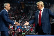 Robert F. Kennedy Jr. và ông Donald Trump bắt tay trong một cuộc vận động tranh cử ở Glendale, Arizona, ngày 23/8 (Ảnh: Getty)