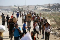 Người dân Palestine rời khỏi điểm phân phát thực phẩm do Quỹ Nhân đạo Gaza (GHF) do Mỹ và Israel hậu thuẫn điều hành, gần Hành lang Netzarim ở trung tâm Dải Gaza hôm 3/8. Ảnh: AFP.