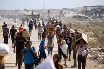 Người dân Palestine rời khỏi điểm phân phát thực phẩm do Quỹ Nhân đạo Gaza (GHF) do Mỹ và Israel hậu thuẫn điều hành, gần Hành lang Netzarim ở trung tâm Dải Gaza hôm 3/8. Ảnh: AFP.