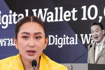 Thủ tướng Thái Lan Paetongtarn Shinawatra, trái, đã thực hiện giai đoạn đầu của chương trình hỗ trợ ví kỹ thuật số của chính phủ, do người tiền nhiệm Srettha Thavisin ủng hộ (Ảnh: Nikkei Asia)