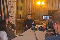 Tổng thống Ukraine Volodymyr Zelensky trả lời phỏng vấn báo chí. Ảnh: Getty.