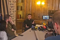 Tổng thống Ukraine Volodymyr Zelensky trả lời phỏng vấn báo chí. Ảnh: Getty.