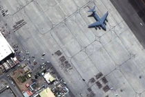 Ảnh chụp vệ tinh cho thấy nhiều người chờ đợi được sơ tán ở sân bay quốc tế Hamid Karzai, gần đó là một chiếc máy bay C-17 (Ảnh: Maxar)