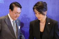 Ông Yoon Suk-yeol và bà Kim Keon-hee tham dự bữa tối tại Madrid, Tây Ban Nha, năm 2022. Ảnh: SCMP