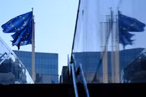 Cờ EU tung bay trước trụ sở Ủy ban EU tại Brussels vào ngày 17/2. Ảnh: Getty.