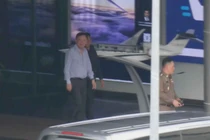 Cựu Thủ tướng Thaksin Shinawatra đi về phía xe của mình tại nhà ga máy bay riêng của sân bay Don Mueang, Bangkok, vào chiều 9/9. Ảnh: Bangkok Post.