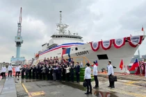 Bà Thái Anh Văn cùng nhiều quan chức Đài Loan tham dự lễ biên chế tàu Chiayi ở Kaohsiung hôm 29/4 (Ảnh: Reuters)