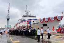 Bà Thái Anh Văn cùng nhiều quan chức Đài Loan tham dự lễ biên chế tàu Chiayi ở Kaohsiung hôm 29/4 (Ảnh: Reuters)