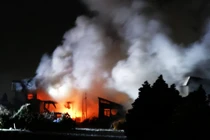 Một đám cháy bùng phát sau trận động đất lớn ở thành phố Aomori, Nhật Bản trong hôm 9/12. Ảnh: AFP.