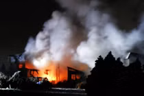 Một đám cháy bùng phát sau trận động đất lớn ở thành phố Aomori, Nhật Bản trong hôm 9/12. Ảnh: AFP.