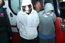 Những người Hàn Quốc bị nghi ngờ liên quan đến các vụ lừa đảo mạng được nhìn thấy tại Sân bay Quốc tế Techo của Campuchia trước khi bị trục xuất trong hôm 19/10. Ảnh: Xinhua.