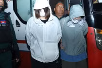 Những người Hàn Quốc bị nghi ngờ liên quan đến các vụ lừa đảo mạng được nhìn thấy tại Sân bay Quốc tế Techo của Campuchia trước khi bị trục xuất trong hôm 19/10. Ảnh: Xinhua.