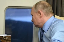 Tổng thống Nga Vladimir Putin trên trực thăng. Ảnh: Sputnik.