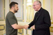 Tổng thống Zelensky (trái) chào đón Đức Hồng Y Pietro Parolin tại Kiev (Ảnh: AFP)