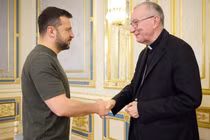 Tổng thống Zelensky (trái) chào đón Đức Hồng Y Pietro Parolin tại Kiev (Ảnh: AFP)