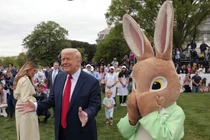 Tổng thống Mỹ Donald Trump, cùng với Thỏ Phục sinh, trò chuyện với khách mời trong Lễ lăn trứng tại Nhà Trắng vào ngày 21/4. Ảnh: Getty.