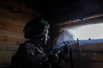 Một người lính Ukraine gần tiền tuyến vào ngày 21/4. Ảnh: Getty.