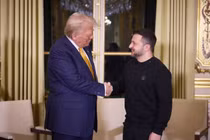 Tổng thống đắc cử Mỹ Donald Trump gặp nhà lãnh đạo Ukraine Volodymyr Zelensky tại Cung điện Elysee ở Paris, ngày 7/12. Ảnh: Getty.